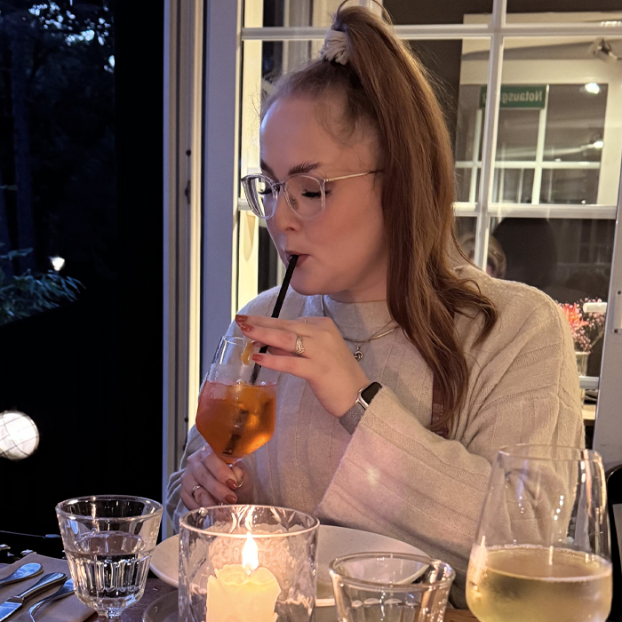 Botschafterin Jenny im Restaurant mit einem Glas Aperol