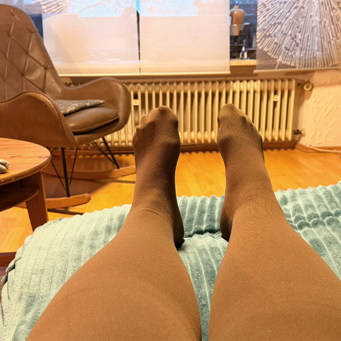 Sabine auf der Couch in mit ihrer Beinkompression