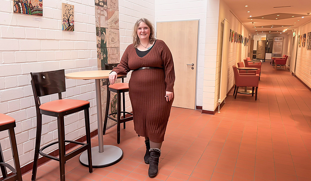 Sabine im braunen Kleid