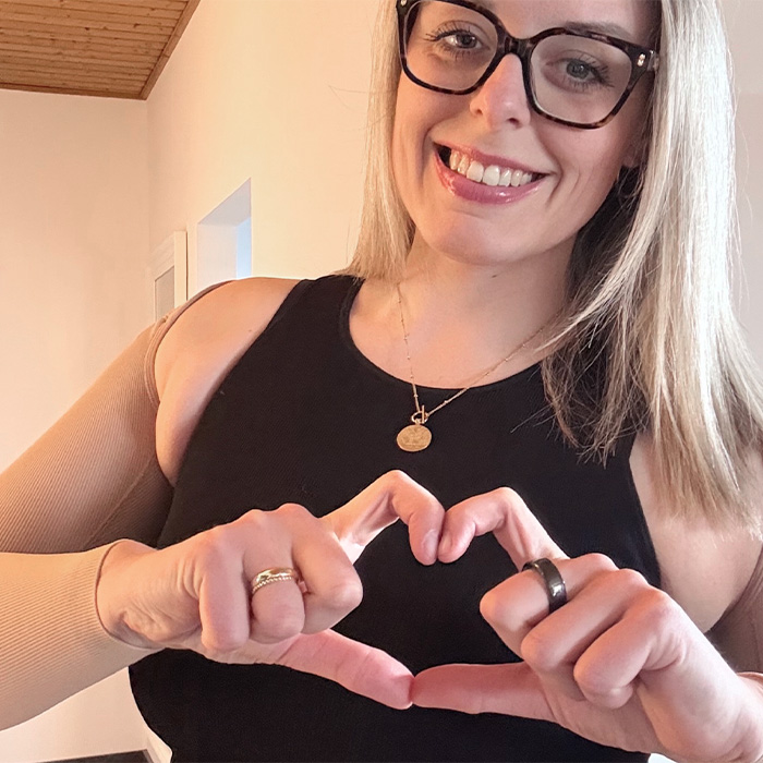 Sabrina macht ein Herz mit ihren Händen