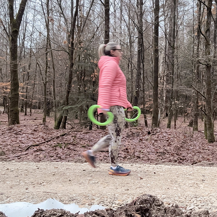 Sabrina im Wald beim Sport