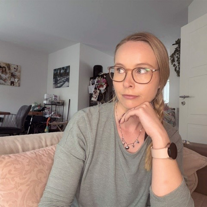 Sandra auf der couch mit Brille