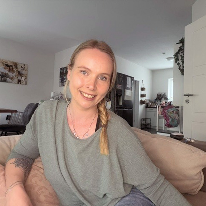 Sandra auf der Couch
