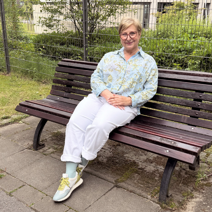 Elisabeth sitzt auf einer Bank