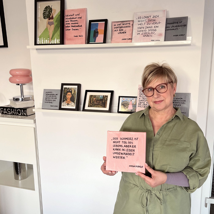 Botschafterin Elisabeth mit Spruch auf einem Bild in der Hand