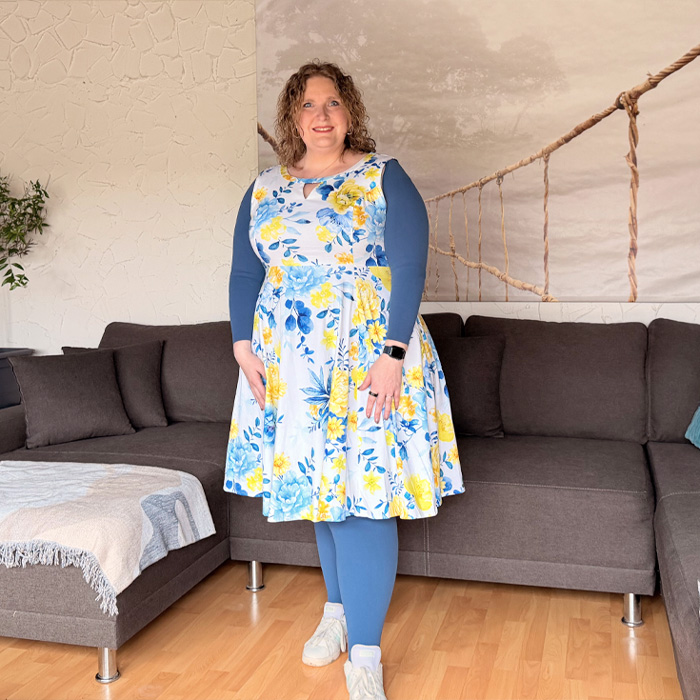 Botschafterin Sabine mit Kleid und blauer Kompression