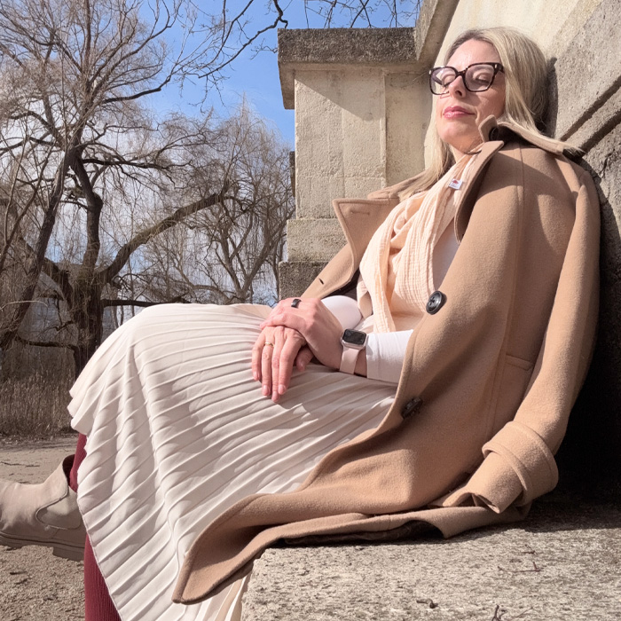 Bloggerin Sabine sitzt in der Sonne