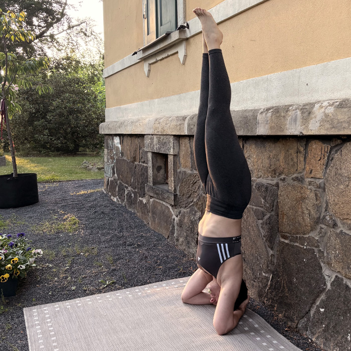 Elisa macht einen Handstand