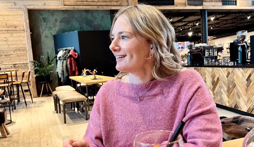 Eva im Café