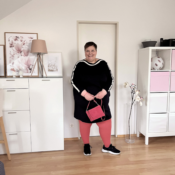 Britta mit korallfarbener Kompression