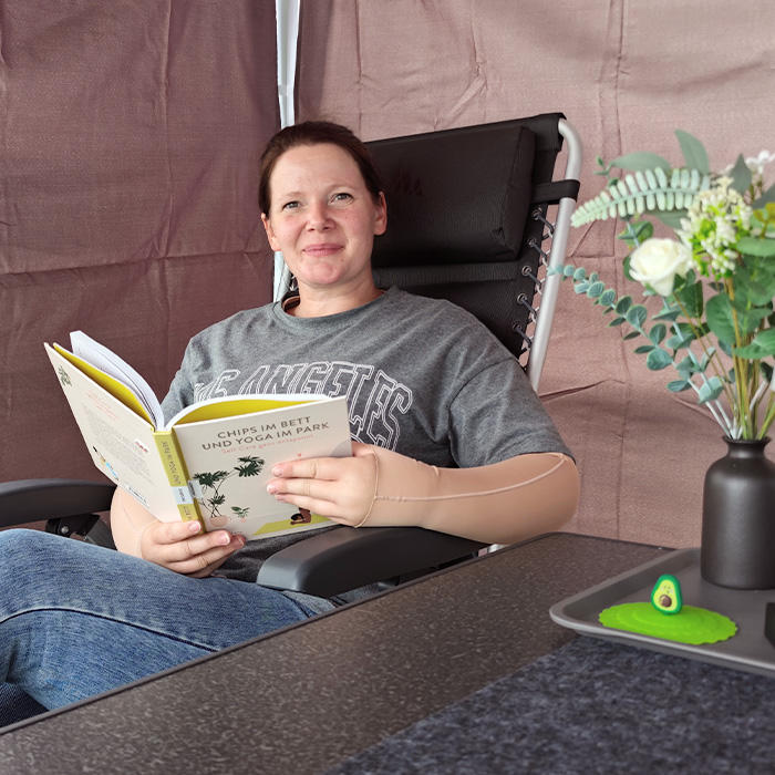 Kathi liest ein Buch