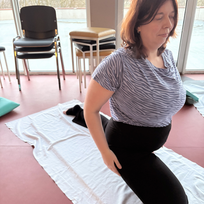 Nina beim Yoga