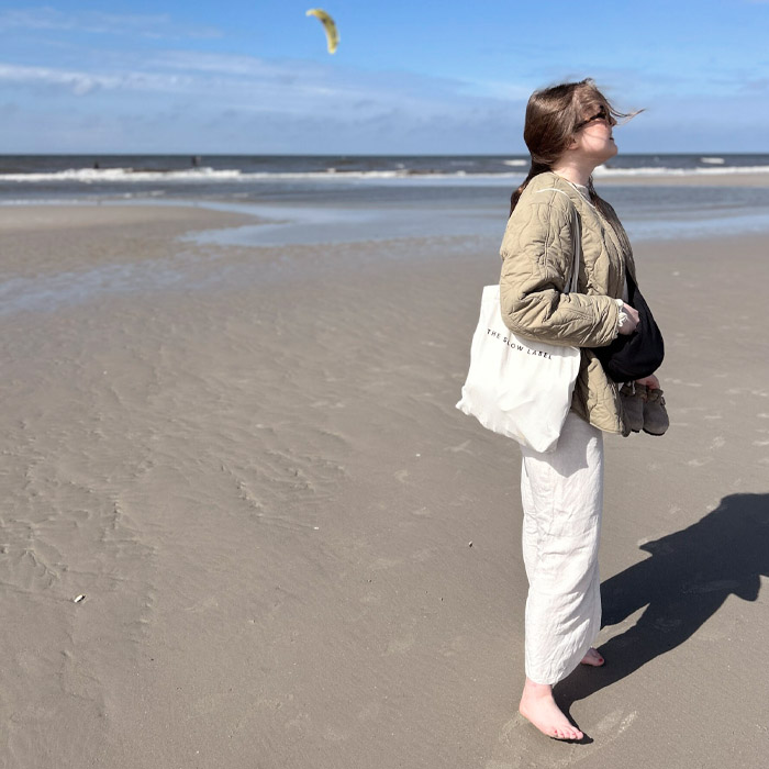 Jenny barfuß am Strand