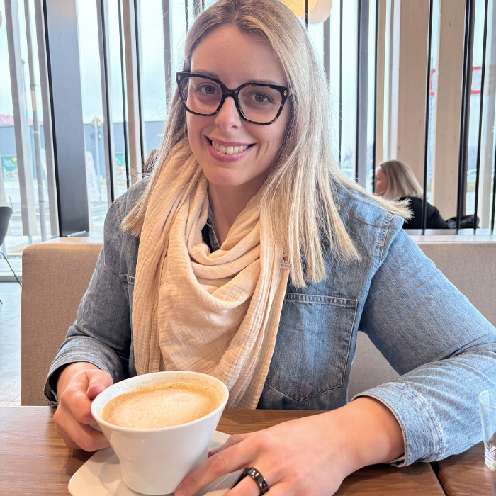 Sabrina im Cafe