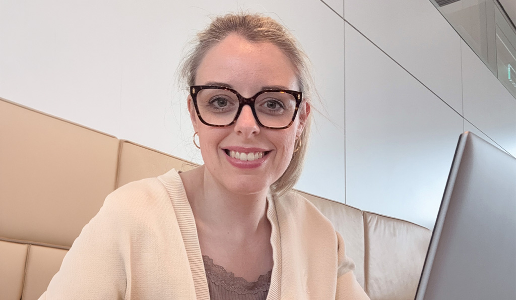Sabrina sitzt am Laptop und arbeitet