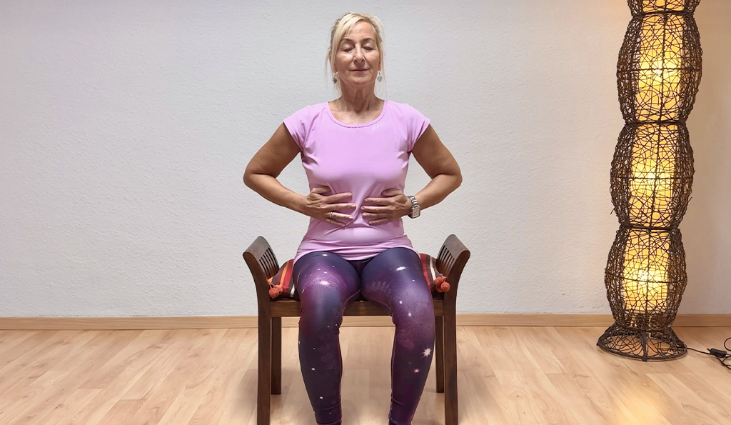 Michaela auf einem Yoga-Hocker